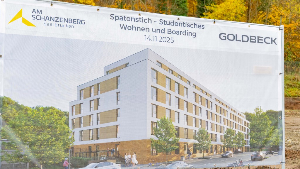 Foto: Auf einem Plakat ist das geplante Boardinghouse am Saarbrücker Schanzenberg zu sehen.