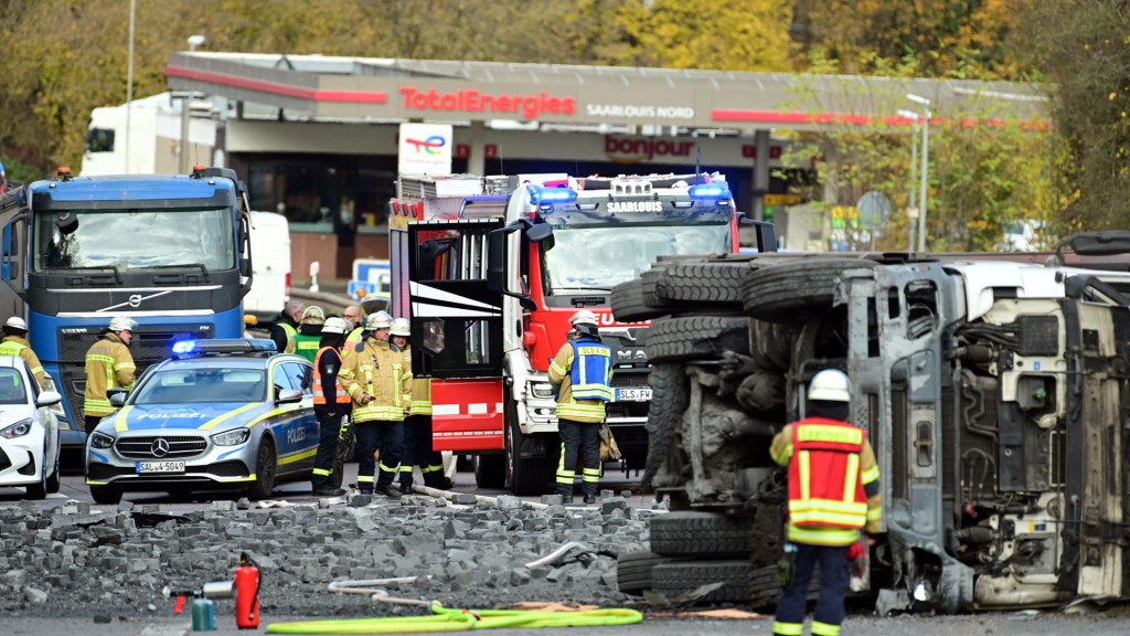 Blaulich und Anzeige auf einem Polizeifahrzeug weisen auf einen Unfall hin.