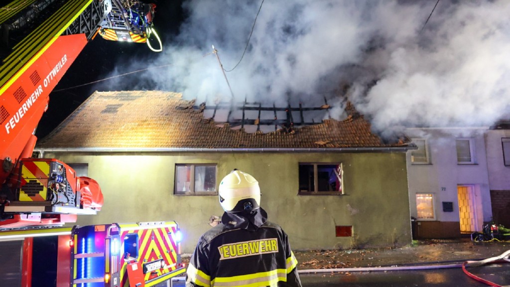 Einsatz der Feuerwehr bei einem Dachstuhlbrand in Schiffweiler