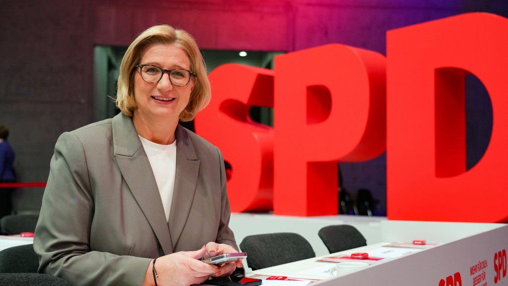 Foto: Anke Rehlinger neben einem großen SPD-Logo