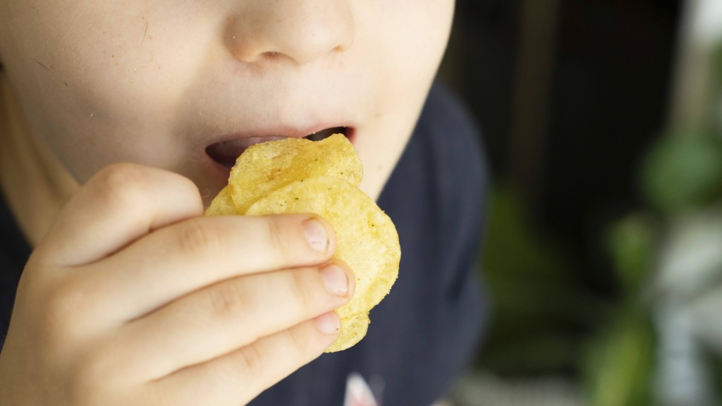 Junge isst Kartoffelchips