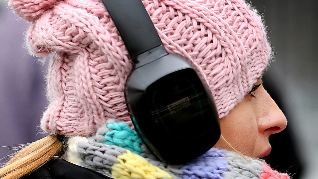 Frau mit Kopfhörern