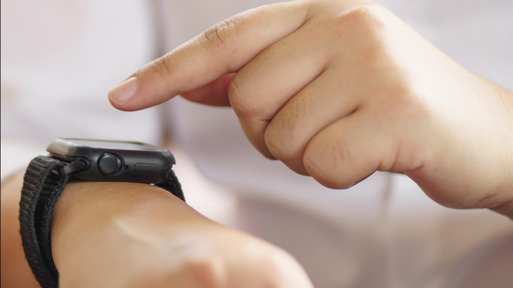 Eine Person tippt mit dem Finger auf eine Smartwatch