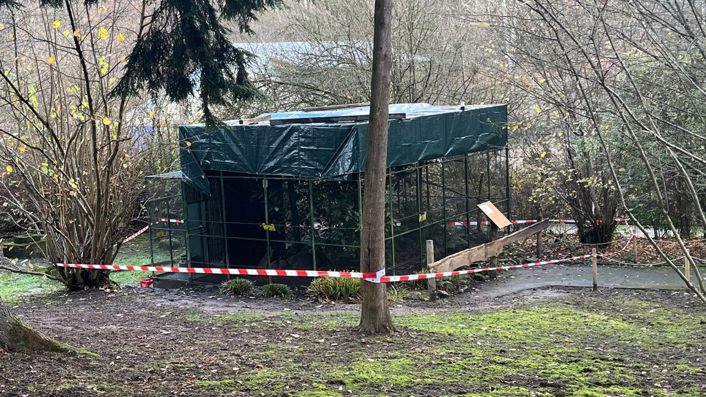 Abgedeckte Vogelvoliere im Neunkircher Zoo