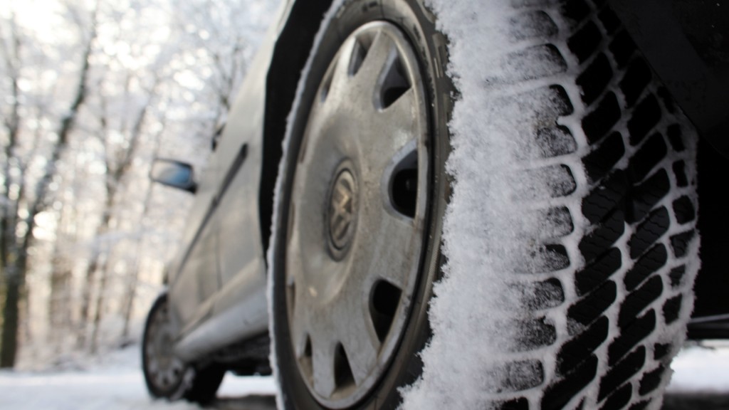Auto mit Winterreifen im Schnee
