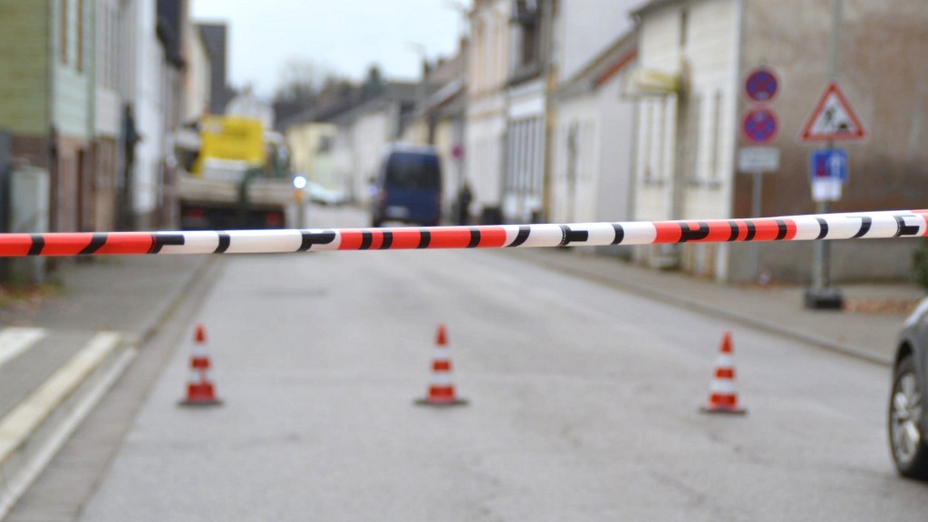 Foto: Absperrung der Polizei und Spurensicherung am Tatort in Bexbach