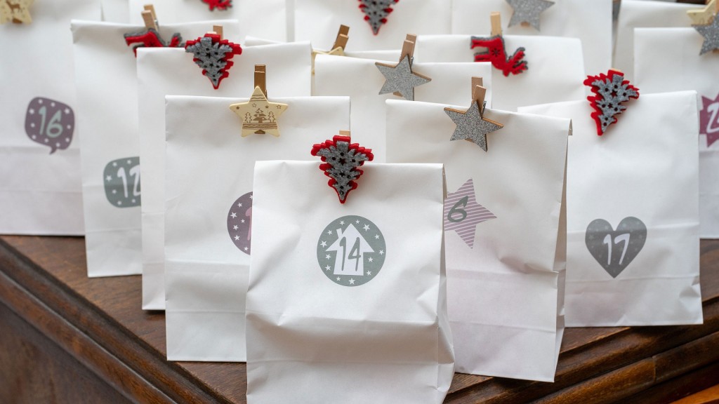 Ein selbstgemachter Adventskalender aus weißen Tüten mit geschmückten Klammern als Verschluss