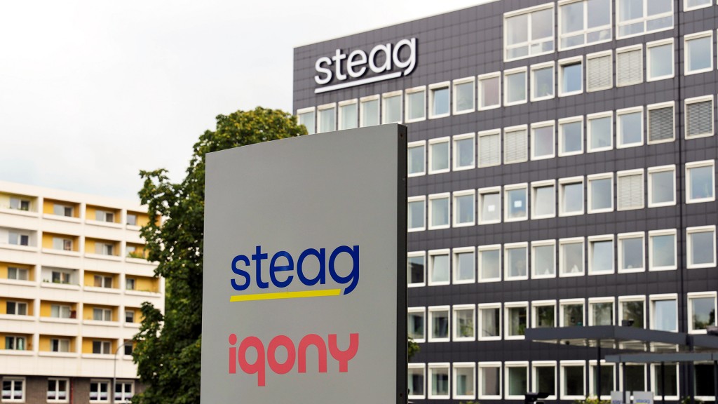Logo vor einem Konzerngebäude des Kraftwerksbetreibers Steag Iqony