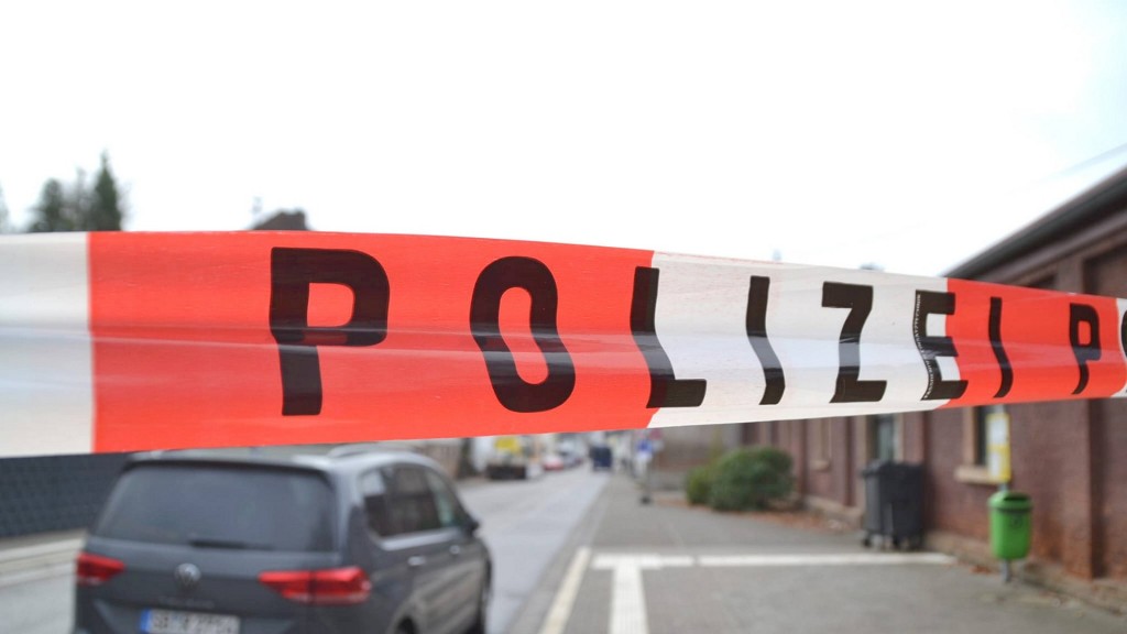 Absperrband der Polizei. Die Spurensicherung untersucht den Tatort.