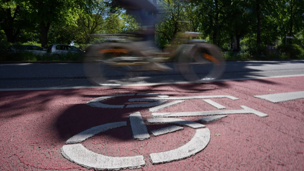 Eine Fahrradspur und ein Fahrradfahrer