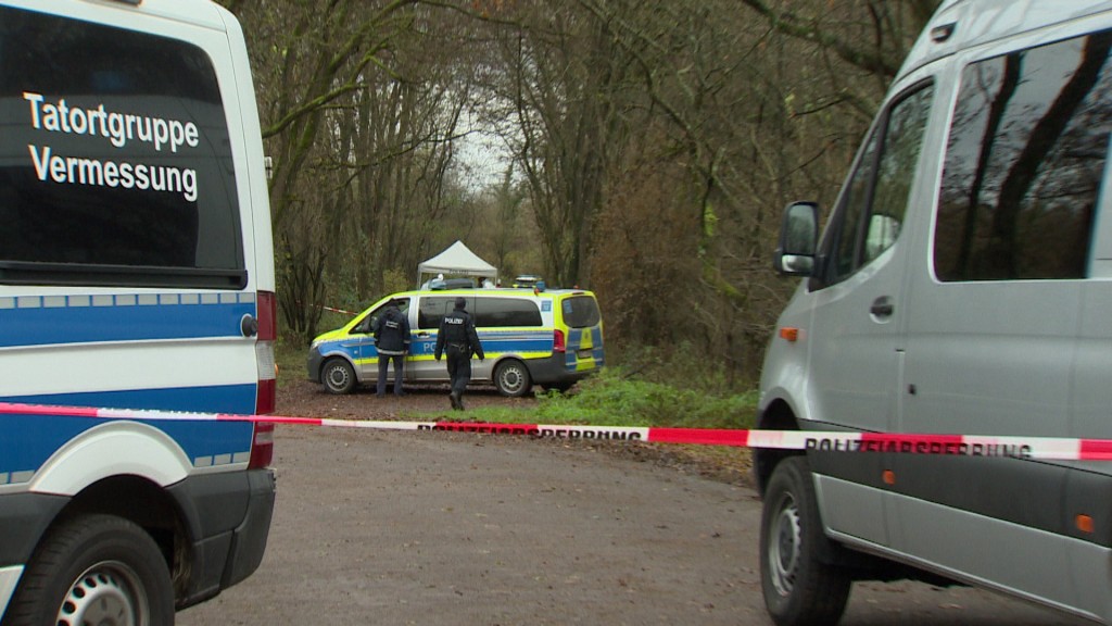 Leichenfund bei Rehlingen. Absperrung und Spurensicherung der Polizei.
