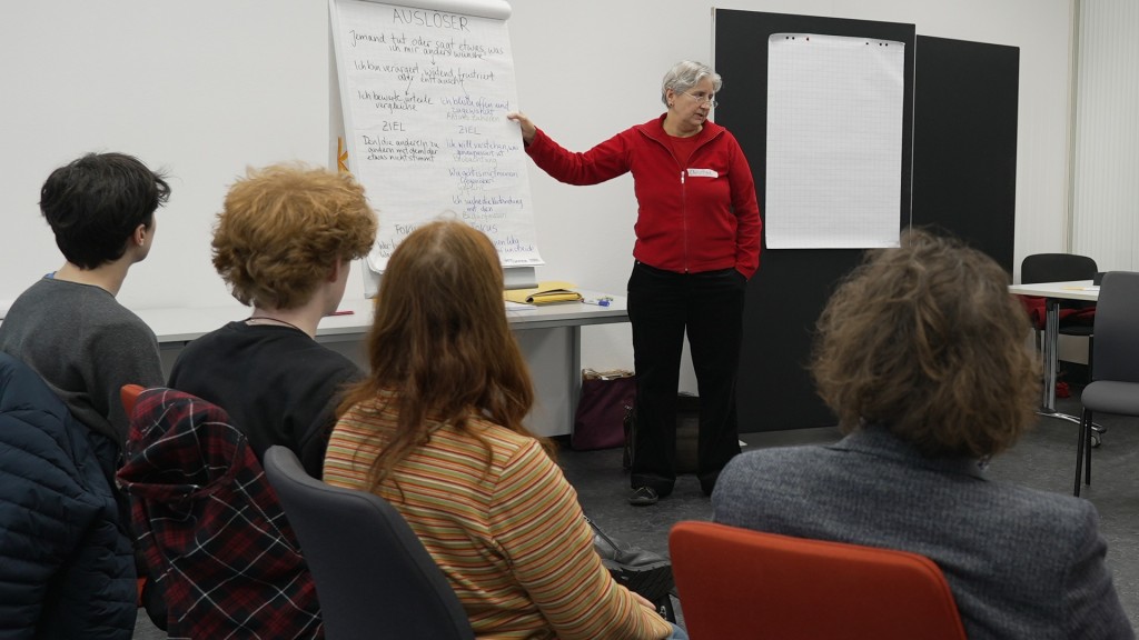 Kommunikationstrainerin Christine Wanjura im Workshop „Schwierige Anliegen wertschätzend kommunizieren“ an der HfM Saar in Saarbrücken am 27.11.2025