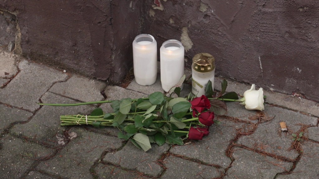Kerzen und Rosen niedergelegt in Gedenken an den getöteten Gerichtsvollzieher
