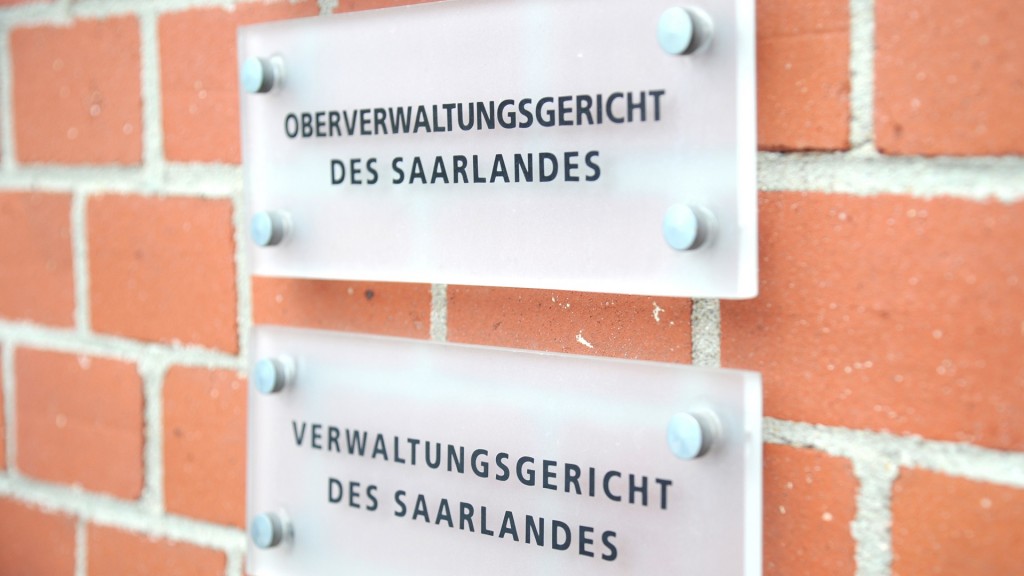 Foto: Hinweistafel. Oberverwaltungsgericht des Saarlandes, Verwaltungsgericht des Saarlandes