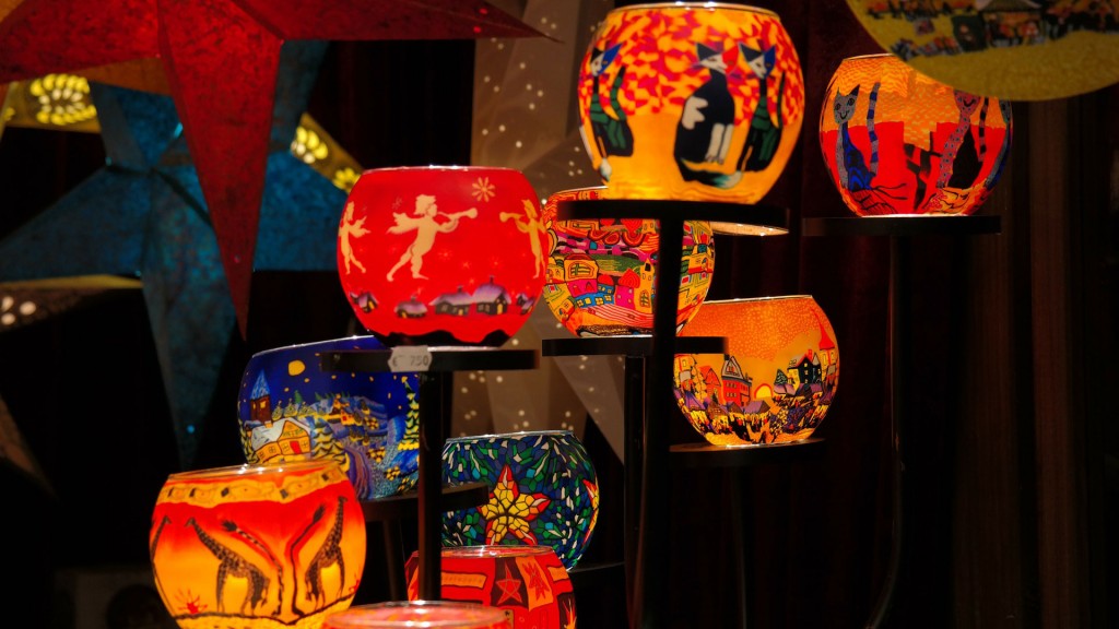 Glaskerzen an einem Weihnachtsstand