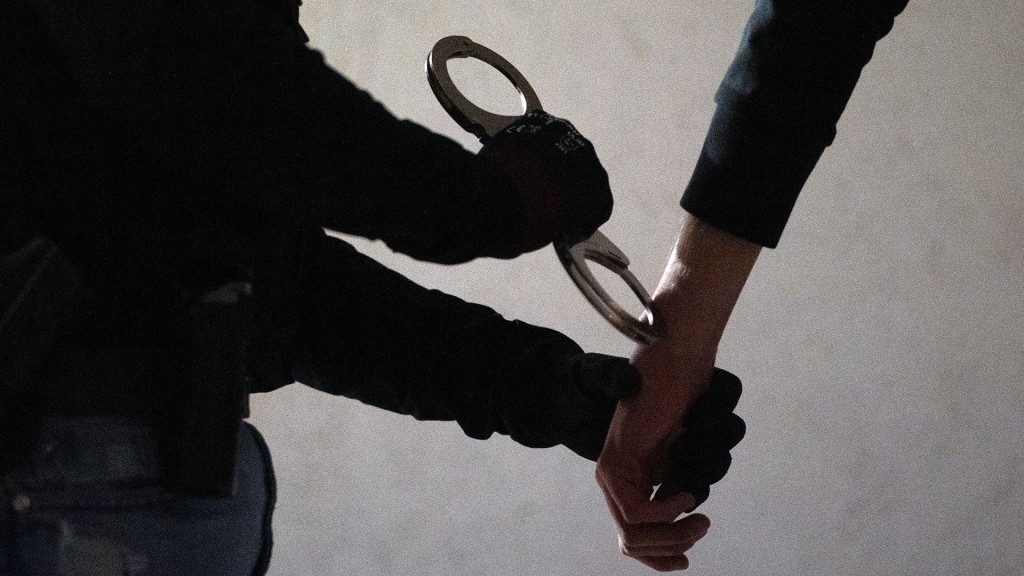 Foto: Jemand bekommt Handschellen angelegt