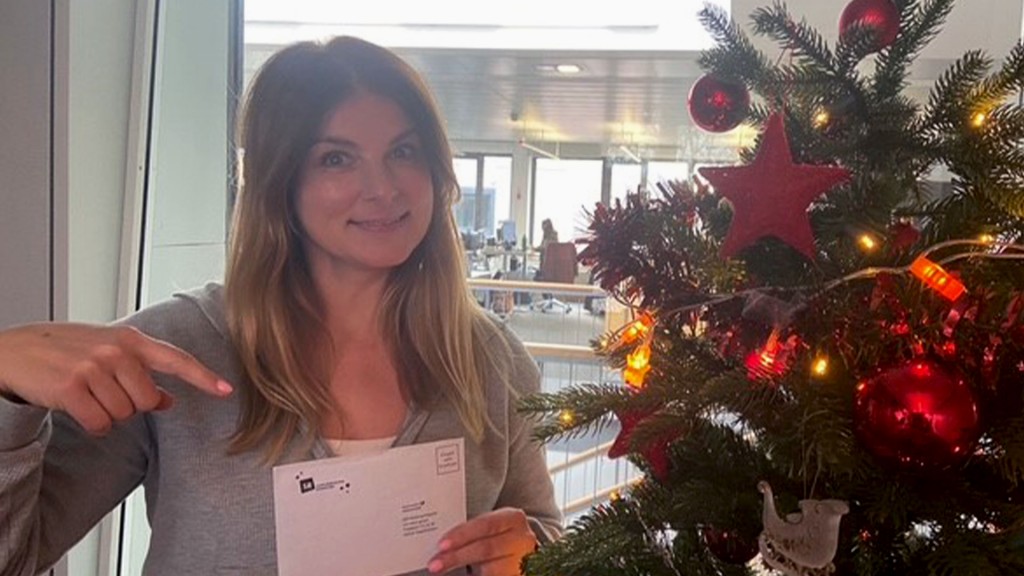 Sr 1 Moderatorin Verena Sierra hat eine SR 1 Weihnachtskarte ausgefüllt.