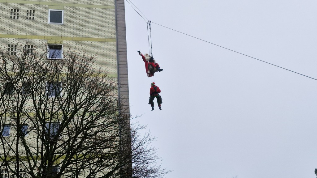 Weihanchtsmann seilt sich vom Winterberkrankenhaus ab