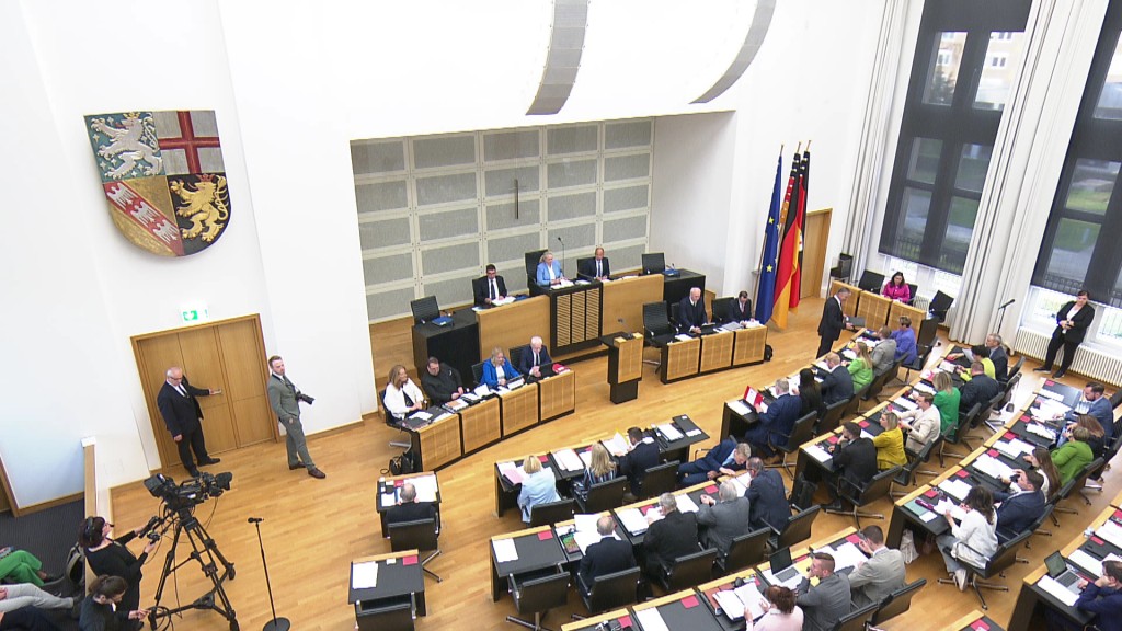 Blick in den Sitzungssaal des Landtags während der Debatte 