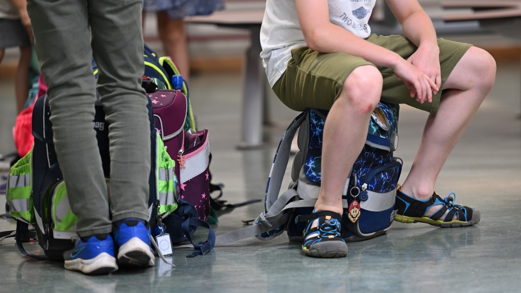 Foto: Ein Schüler sitzt in einer Grundschule auf seinem Rucksack.