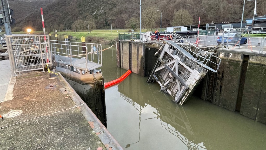 Schleuse Müden. Schäden am rechten Torflügel