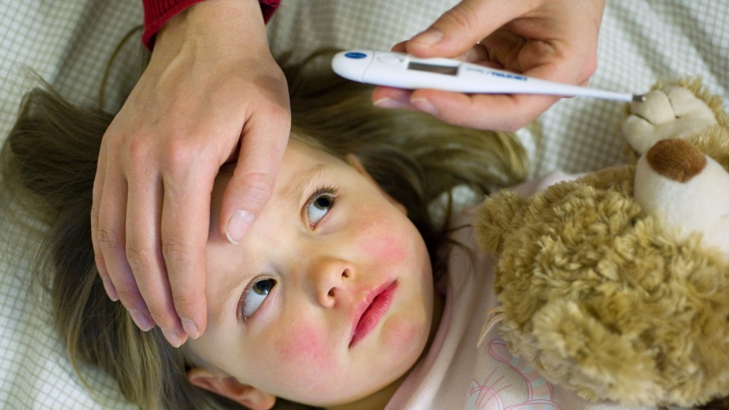 Eine Mutter kontrolliert die Temperatur ihrer kranken Tochter