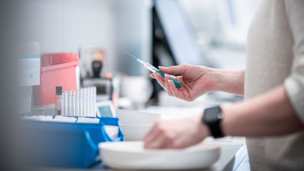 Spritze zur Injektion der Schutzimpfung wird vorbereitet