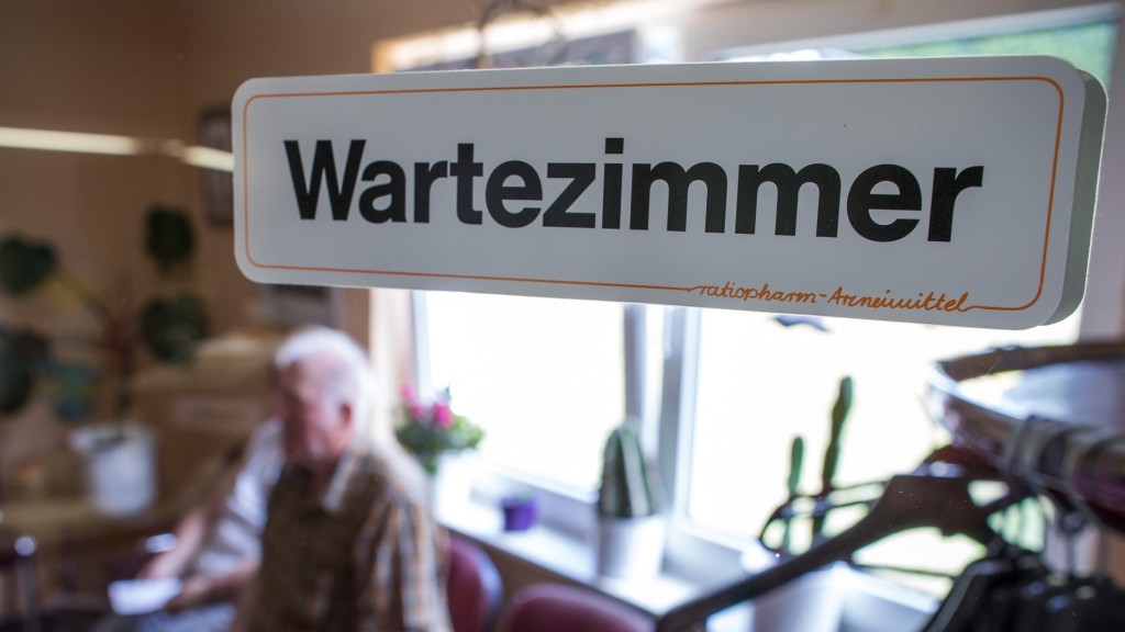 Patienten sitzen im Wartezimmer einer Landarztparxis 