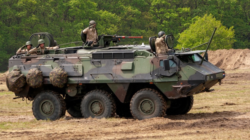Soldaten in einem Patria 6x6 Transportpanzer