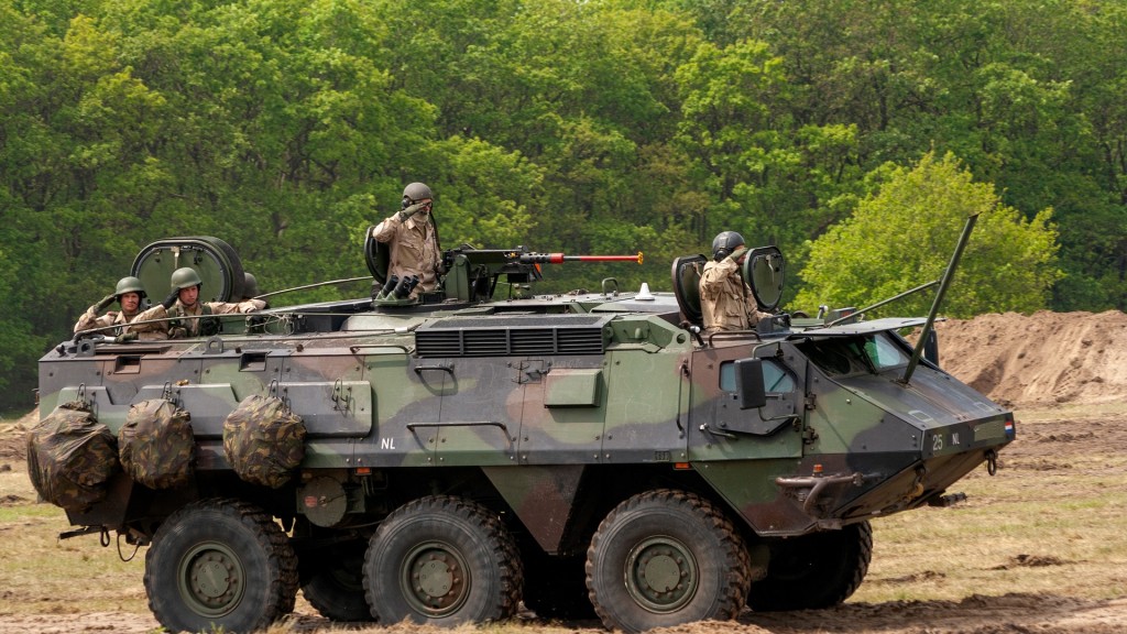 Soldaten in einem Patria 6x6 Transportpanzer