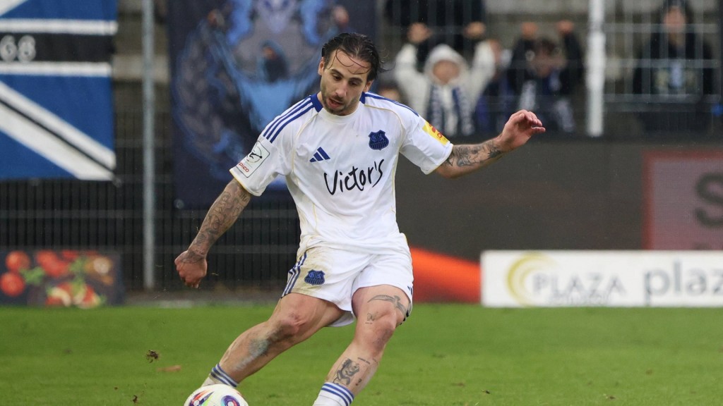 Foto: Calogero Rizzuto (1. FC Saarbruecken) am Ball