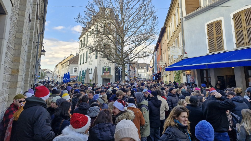 Die Altstadt in Saarlouis füllt sich am Heiligmorgen 2025 mit Menschen
