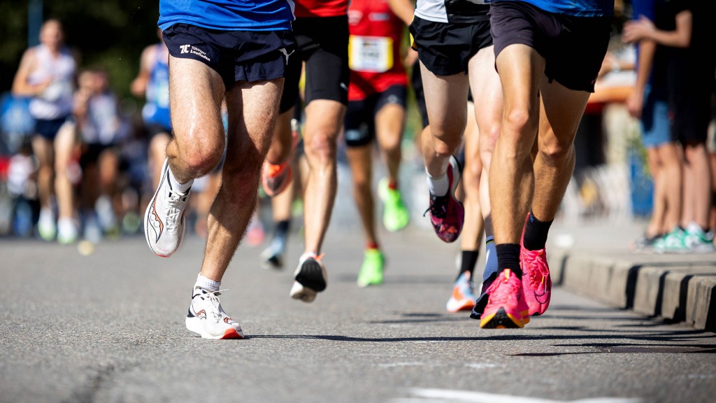 Sportlerinnen und Sportler bei einem Stadtlauf