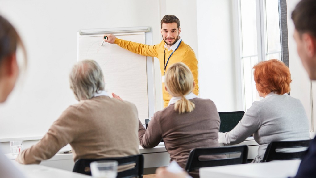 Dozent in einem Kurs einer VHS bei einem Vortrag