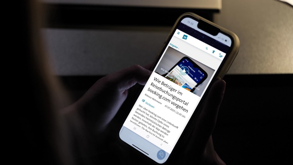 Auf einem Smartphone ist der Beitrag zur Betrugsmasche bei Booking.com zu sehen.