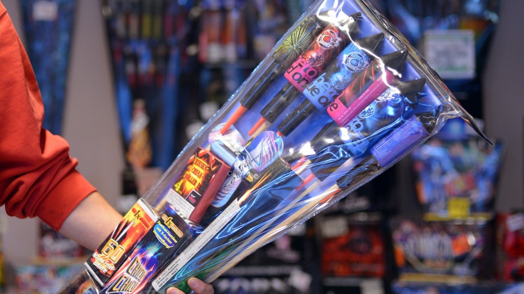 Ein Verkäufer reicht in einem Geschäft Raketen über die Ladentheke.