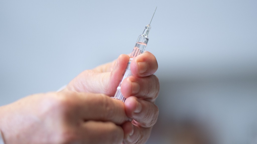 Ein Arzt hält eine Fertigspritze mit einem Impfstoff in den Händen.