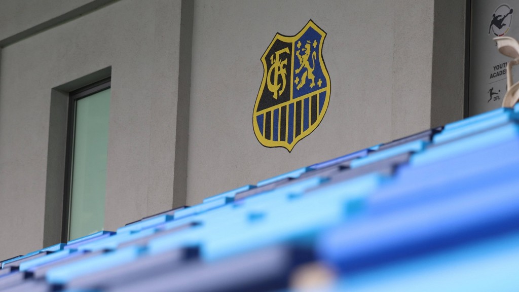Das Logo des 1. FC Saarbrücken über der Tribüne im Ludwigspark (Symbolfoto)
