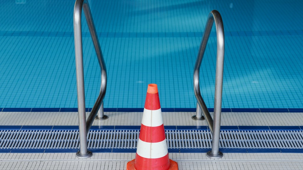 Eine Pylone steht an einer Leiter des Schwimmerbeckens