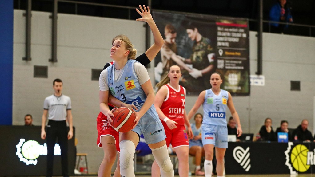 Emma Eichmeyer von den Saarlouis Royals zieht im Spiel gegen den Herner TC zum Korb