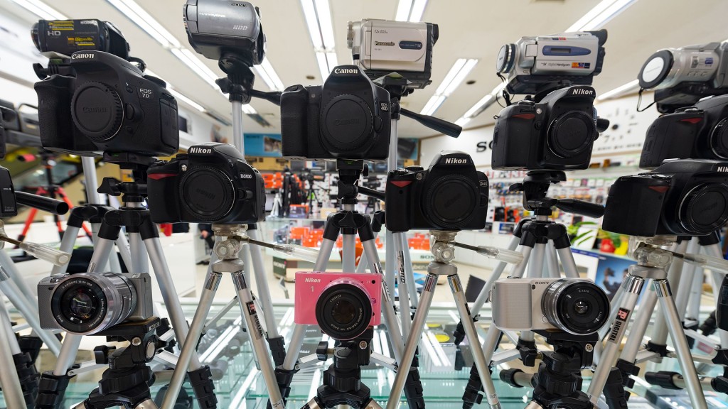 Verschiedene Video- und Foto-Kameras stehen in einem Geschäft zur Schau