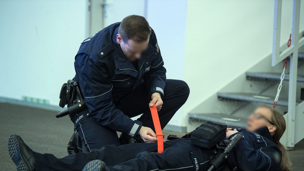 Foto: Polizisten trainieren Ersthilfe