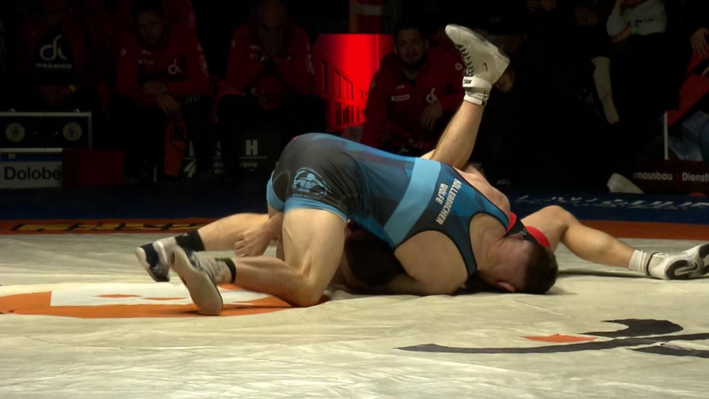 Ringer des KSV Köllerbach und des SV Germania 04 Weingarten kämpfen gegeneinander