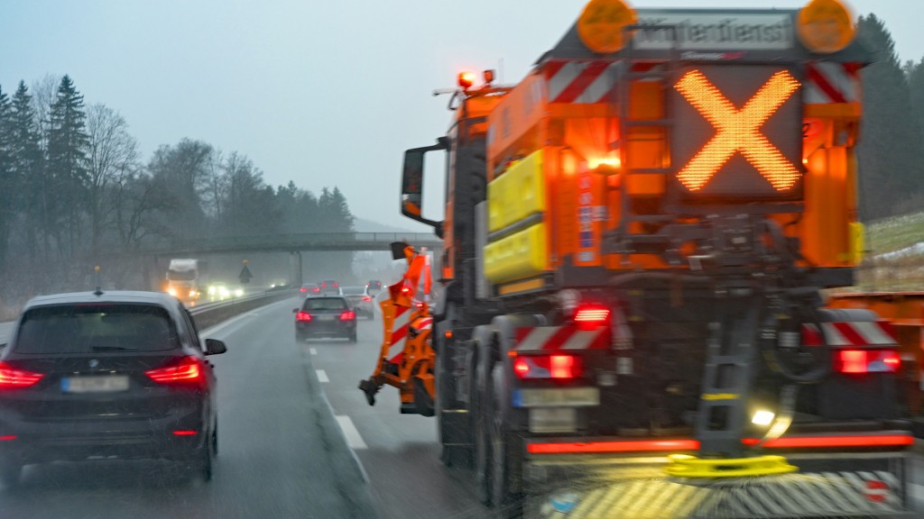 Ein Streufahrzeug des Winterdienstes fährt über die Autobahn.