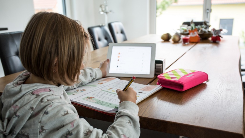 Ein Mädchen macht Home-Schooling