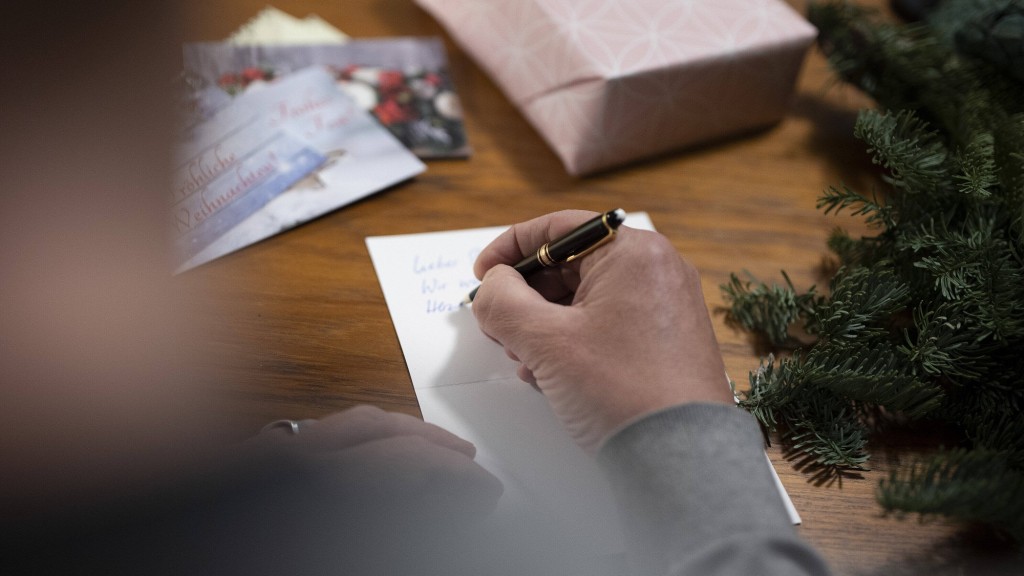 Foto: Ein Mann schreibt eine Weihnachtskarte (Symbolbild)