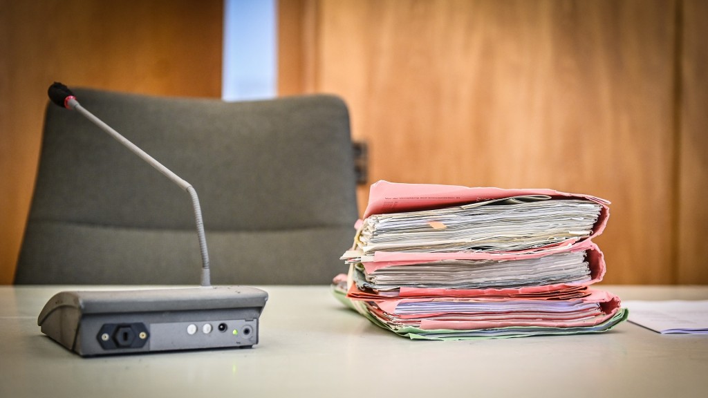 Akten eines Gerichtsprozesses liegen auf dem Tisch