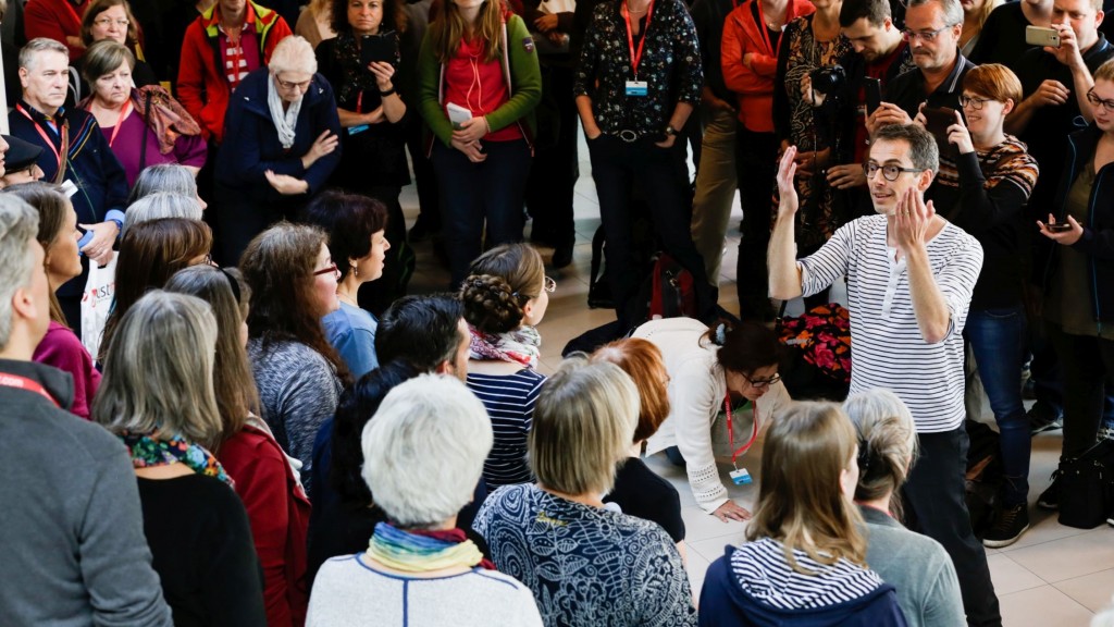 Ein Chor tritt auf der chor.com auf