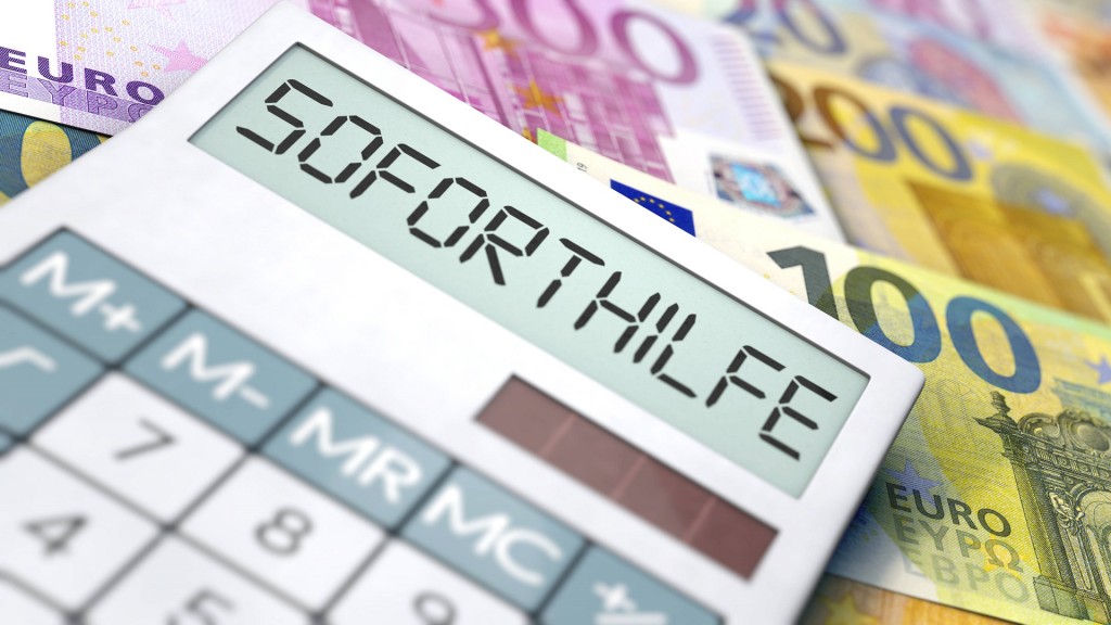 Symbolbild. Corona-Soforthilfe. Taschenrechner mit Eurobanknoten