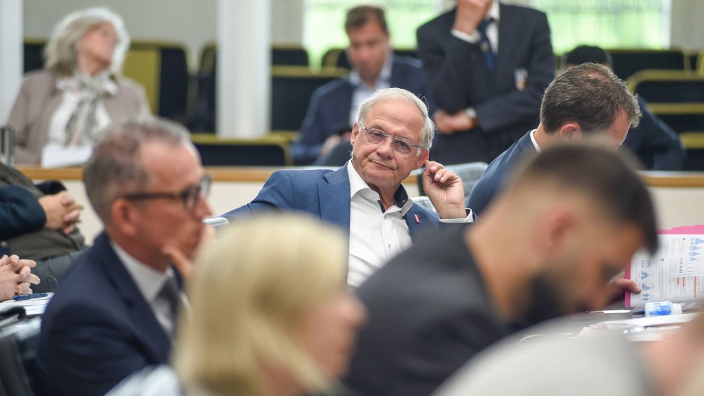 Bernd Wegner sitzt im Plenar.